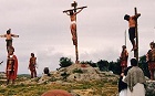 El Gólgota con Jesús y los otros dos con Él crucificados