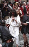 Jesús arrastrado con una soga