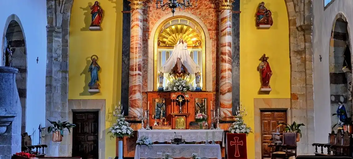 Amplia panorámica del interior del templo